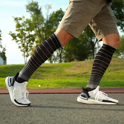 Vista 5 de JAVIE - Calcetines de compresión de lana merino para mujeres y hombres, cómodos, cálidos, hasta la rodilla, ligeros (15-20 mmHg)