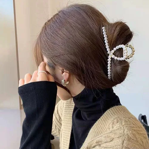 Vista 12 de Pinzas de metal grandes para el cabello con diseño de lazo negro y perlas blancas, pinzas antideslizantes para mujeres y niñas, agarre fuerte