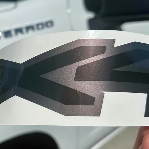 Vista 3 de Calcomanías de gancho dorado 4x4 carbón metálico para Chevy Silverado 2019