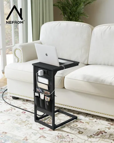 Vista 2 de Mesa auxiliar en forma de C con estación de carga rápida, mesa lateral pequeña para sofá con bolsa de almacenamiento, bandeja de TV para sofá