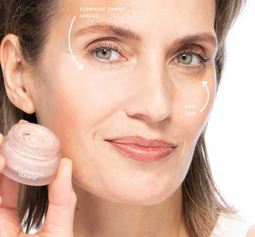 Vista 3 de FarmHouse Fresh Crema para los ojos. Crema para debajo de los ojos con ácido hialurónico, vitamina C, Bakuchiol Stunning Dawn Brightening Eye Cream