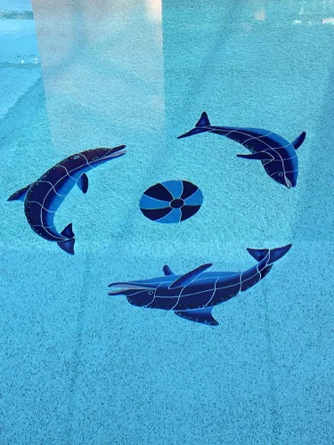 Vista 4 de Playing Dolphins - Mosaico de cerámica para piscina, color azul, 48 x 48 pulgadas