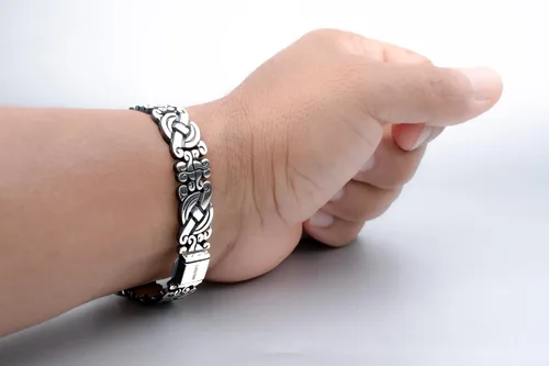 Vista 5 de LUXIUM Pulsera Maya hecha a mano de plata de ley 925 maciza con un acabado ennegrecido y pulido