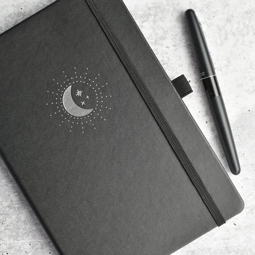 Vista 8 de RICCO BELLO Diario de cuadrícula de puntos de tapa dura, estrellas de luna negra, 5.7 x 8.4 pulgadas Diseño plano, soporte para bolígrafos, papel