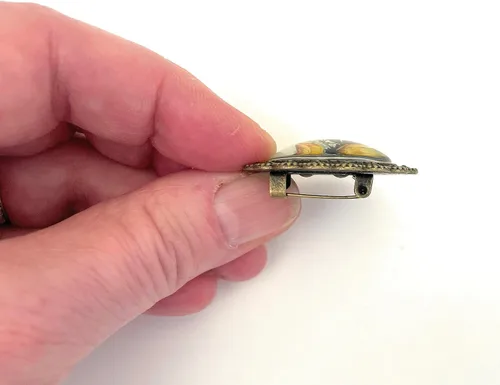 Vista 3 de Pin lila y canario - Broche de inspiración vintage - Hecho a mano
