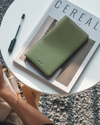 Vista 4 de VULKIT Billetera para pasaporte, con bloqueo RFID, cartera de viaje para hombres y mujeres