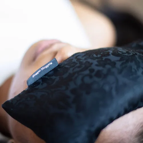 Vista 3 de Hugger Mugger Almohada de ojos de seda con relleno de linaza, relleno de linaza orgánica, relajación sin olor, peso ligero, frío en el congelador