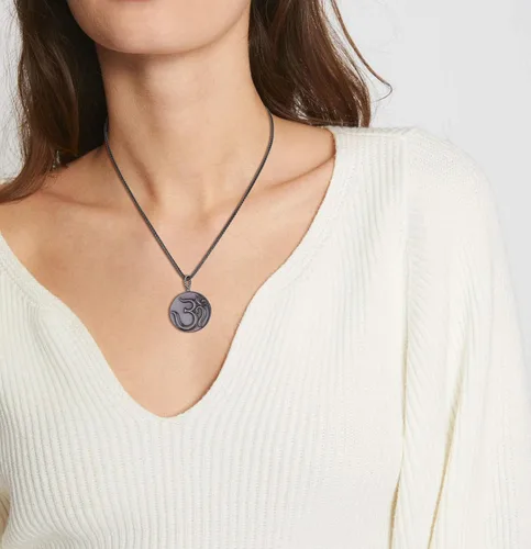 Vista 3 de COAI OM - Collar con colgante de oración de piedra de obsidiana negra