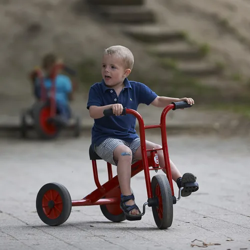Vista 6 de Winther Viking Tricycle Kids Ride On, rojo, mediano, 24.5 pulgadas