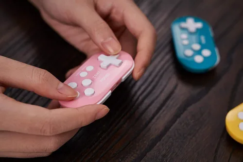 Vista 3 de 8Bitdo Zero 2 Mini Bluetooth Gamepad (Pink) para Switch, Windows, Android, macOS, Steam y Raspberry Pi, Mini controlador de tamaño llavero