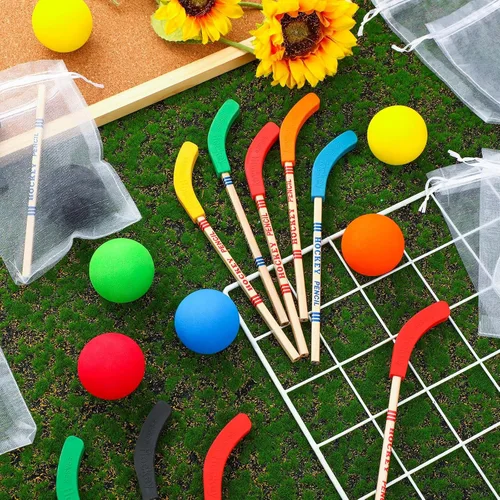 Vista 4 de 72 piezas de recuerdos de fiesta de hockey incluyen 24 lápices de hockey con borradores, 24 bolas, 24 bolsas, lápices, bolas de espuma, regalos