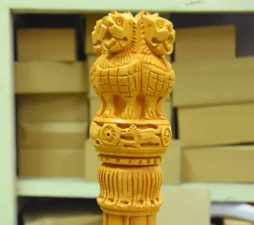 Vista 2 de Hastha Kalalu Emblema Estatal de madera hecho a mano de la India (Kondapalli Bommalu)