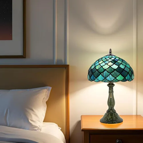Vista 4 de Tiffany Style Stained Glass Table Lamp 18.5 Inch - Blue Fish Scales 12X12X18.5 Inch, E26 Bulb Base，Pull Chain Switch, Ceramic Base, Bedside