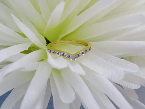 Vista 4 de Dazzlingrock Collection Anillo de Chevron de boda de diamantes blancos y piedras preciosas redondas para mujeres en oro