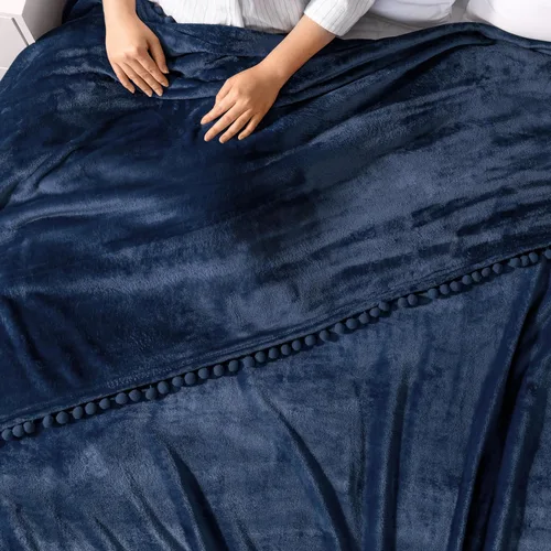 Vista 6 de PAVILIA Manta de forro polar para sofá con flecos de pompones, azul marino, manta de franela suave y acogedora para sofá cama, manta de felpa ligera
