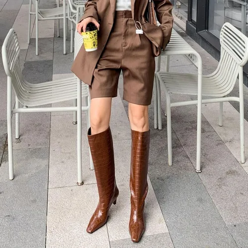 Vista 6 de Vertundy Botas altas hasta la rodilla para mujer, tacón bajo, pantorrilla ancha, botas altas con punta cuadrada, botines clásicos de cocodrilo