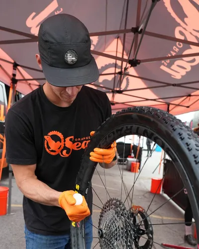 Vista 3 de Orange Seal - Sellador de neumáticos de bicicleta sin cámara de fórmula de resistencia Larga duración, sellado rápido para neumáticos