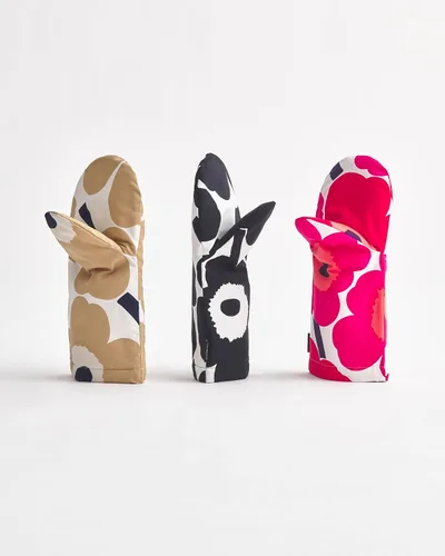 Vista 3 de MARIMEKKO Pieni Unikko Oven Mitt with Hanging Loop – Refine Your Kitchen Décor with Our Floral Oven Mitts — Kitchen Mitts for Oven (12 in x 6 in)
