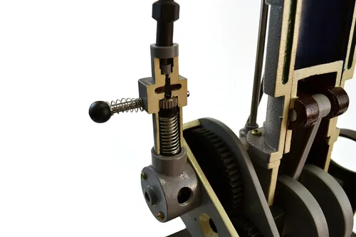 Vista 2 de Eisco Labs. modelo de manivela de mano, 4 tiempos, diésel, con piezas de accionamiento movibles para demostrar conceptos básicos del motor, 16