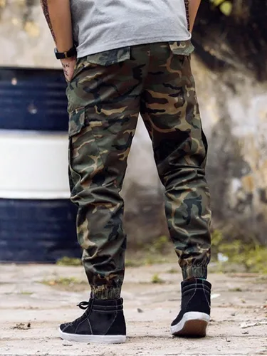 Vista 2 de OYOANGLE Pantalones cargo con estampado de camuflaje y cordón en la cintura con bolsillo y solapa para hombre