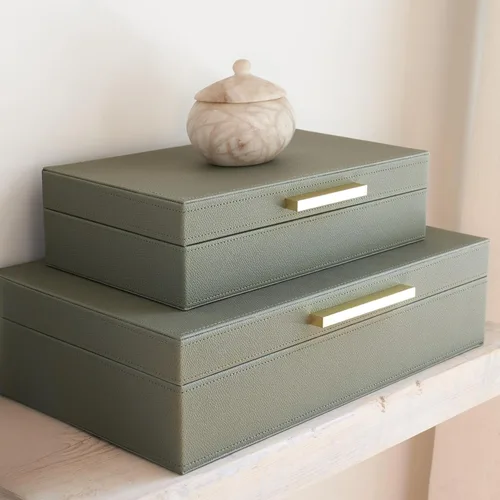 Vista 9 de ZICOTO Moderno juego de 2 cajas de almacenamiento decorativas con asas de metal negro, caja organizadora de joyas de piel sintética, caja