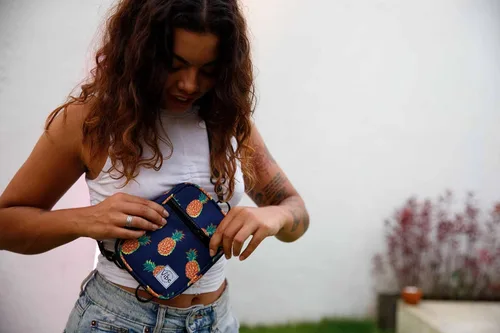 Vista 5 de Bolso bandolera para mujeres y hombres, 5 en 1, multiuso de poliéster reciclado, mochila cruzada, Pineapples, Bolso bandolera