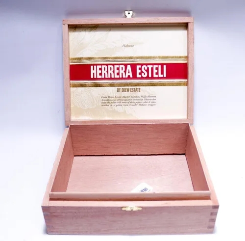 Vista 4 de Herrera Esteli Caja de cigarros Toro Especial Habano de Madera Vacía - 8.75" x 7" x 2.75