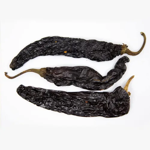 Vista 2 de Pimientos Pasilla Secos 4oz, Chilaca Negro Seco Vainas de chile seco entero listas para tostar, rehidratar, mezclar o moler para recetas.