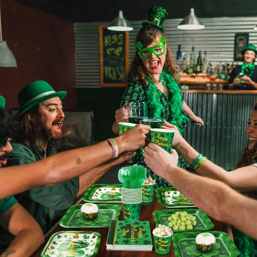 Vista 4 de Juego de vajilla de 200 piezas para fiesta del Día de San Patricio, juego de vajilla de trébol verde para 25 invitados, a cuadros, trébol