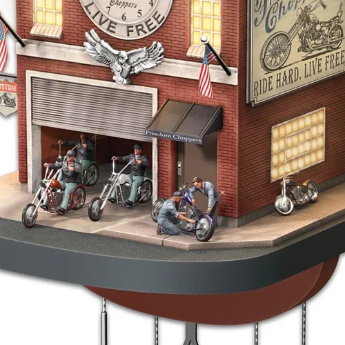 Vista 3 de The Bradford Exchange Freedom Choppers - Reloj de cuco para motocicleta y garaje – Reloj de motociclista esculpido iluminado con picadores móviles