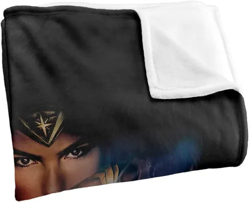Vista 3 de Wonder Woman Arms Crossed Silky Touch Manta súper suave de 36 x 58 pulgadas
