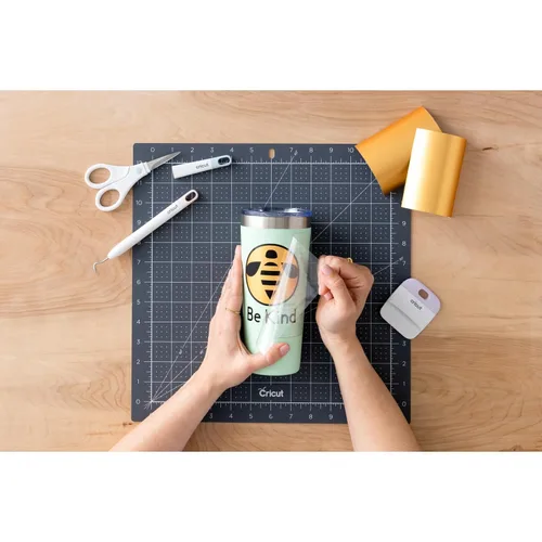 Vista 3 de Cricut Cinta de transferencia, 1 x 21 pies, hoja adhesiva de fácil transferencia para proyectos de vinilo, compatible con la mayoría de tipos