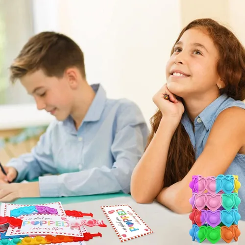 Vista 5 de AYGXU 30 regalos para el día de San Valentín. Tarjetas de San Valentín para el aula y la escuela. Pulseras POP de corazón. Tarjetas de intercambio