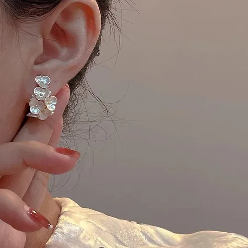 Vista 4 de Aretes colgantes de perlas blancas de plata de ley 925 con flecos largos y pétalos, aretes colgantes para mujer