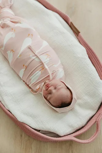 Vista 12 de Copper Pearl Gorros de bebé: ultra suave, cómodo de llevar, sombrero de sol para protección contra los rayos UV, diseño moderno a juego, 6-12 meses