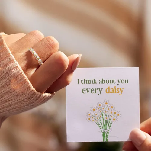 Vista 5 de Story Jewellery Thinking Of You - Anillo para mujer, diseño de margaritas con texto en inglés "I Think About You Every Daisy", anillos chapados