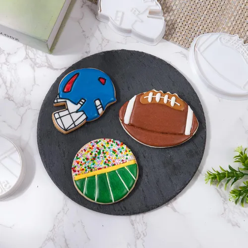 Vista 2 de Mostop Cortador de galletas deportivo con sellos, juego de 3 piezas de cortador de galletas de fútbol, fútbol, casco, juego de fútbol, herramientas
