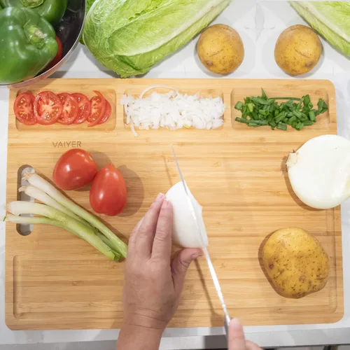 Vista 5 de Vaiyer Tabla de cortar de madera de bambú para cocina, con 3 compartimentos integrados y ranuras para jugos, bloque de carnicero, tabla de cortar