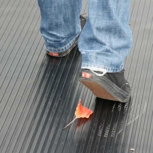 Vista 7 de Rubber-Cal "Wide Rib" tapete para piso de caucho corrugado, 1/8" de grosor, rollo de 3 pies x 1 pie., Negro