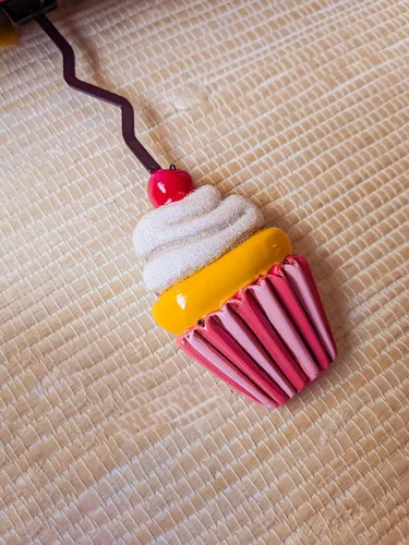 Vista 2 de Enesco Allen Designs - Reloj de pared con péndulo esculpido en cupcakes, 16.5 pulgadas, multicolor