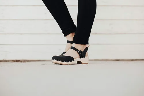 Vista 3 de Sandgrens Zuecos de madera sueca hechos a mano para mujer, sandalias de tacón bajo Zaragasso
