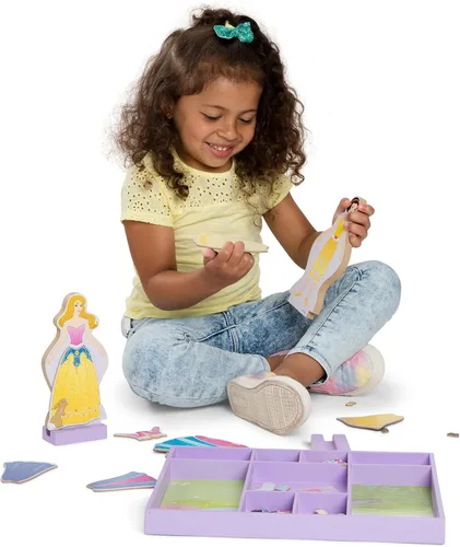 Vista 8 de Juego de princesas de madera con vestidos magnéticos para vestirlas de La Bella Durmiente y Blancanieves, de Melissa & Doug, más de 40 piezas Blanco