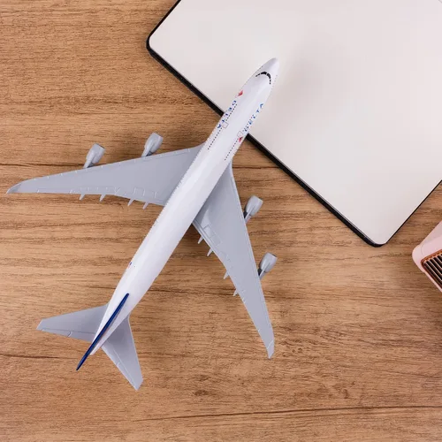Vista 2 de Modelo Avión 1:300 Modelo American Plane Delta B747