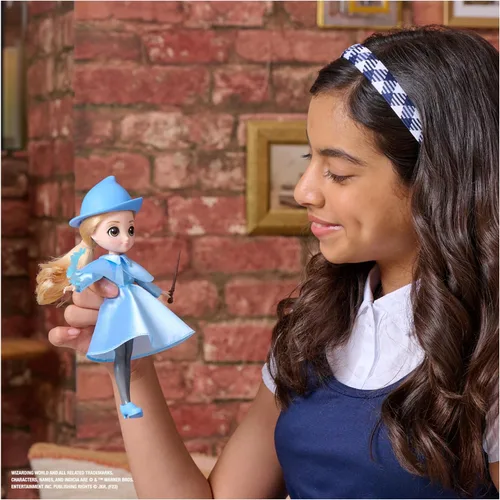 Vista 5 de Wizarding World Harry Potter, set de regalo de muñeca Fleur Delacour de 20,3 cm de 10 piezas con 2 trajes y 8 accesorios para muñeca, juguetes