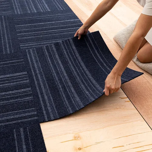 Vista 18 de Mohawk Home Baldosa de alfombra de 24" x 24" para interiores/exteriores, altura de pelo de 0.25", despegar y pegar, poliéster negro, (15 baldosas)