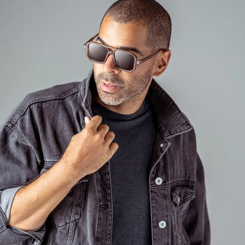 Vista 70 de OPTIMUM OPTICAL Gafas de sol protectoras UV atemporales para hombres y mujeres