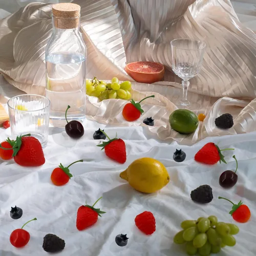 Vista 7 de 52 piezas de frutas artificiales falsas, incluye fresas falsas, arándanos falsos, frambuesas falsas, cerezas falsas, reutilizables, impermeables