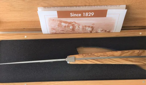 Vista 7 de Laguiole en Aubrac Cuchillo de queso hecho a mano 'Le Buron' KMF99OLI/LZB1 Mango de madera de olivo