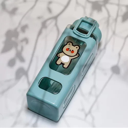 Vista 3 de Botella de Agua de Oso Kawaii con Pajita Deportiva de Plástico Portátil Cuadrada para Niña Linda Taza de Jugo, Té y Agua 700ml (Verde, 700ml)