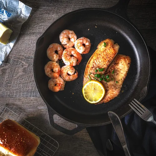 Vista 6 de Utopia Kitchen Sartén para saltear de 8 pulgadas, sartén de hierro fundido para chefs, sartén de hierro fundido presazonada con tapa, utensilios